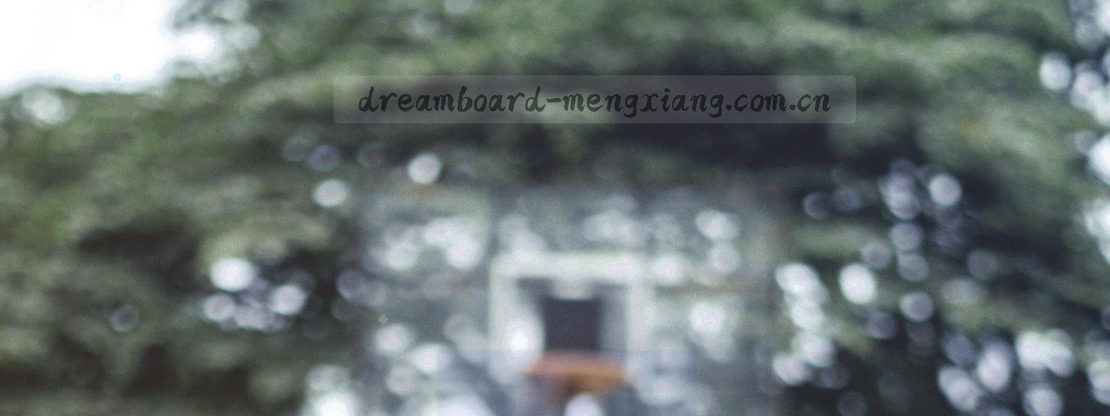 四张牌桌局部横向拼贴，每张带着不同颜色的光晕，分别为玫红与电光紫两组色调